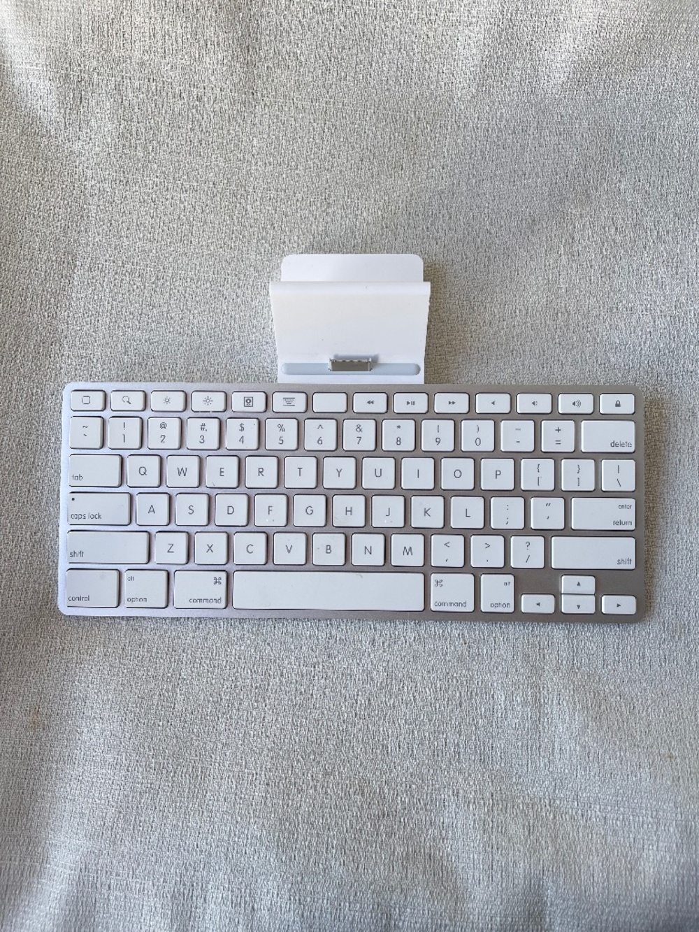 Apple Wireless Bluetooth Keyboard in White and Silver
